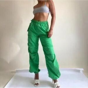 Love tree cargo bright green pants 
Size medium